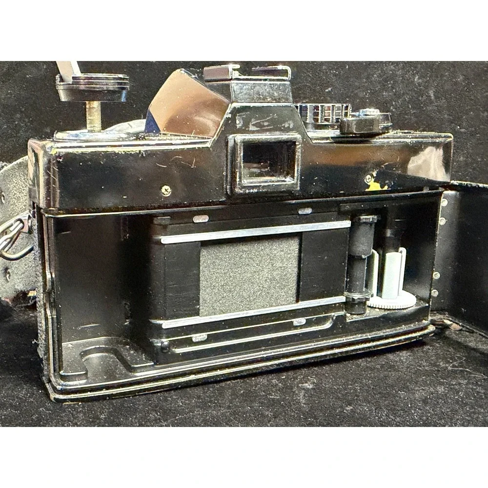 Minolta SRT 101 35mm Film Camera: with 55mm, 28mm, 200mm Lenses, Cases and Strap